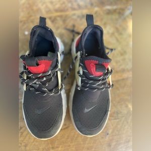 Presto React Sneaker( pre-owned) size 2.5 Y